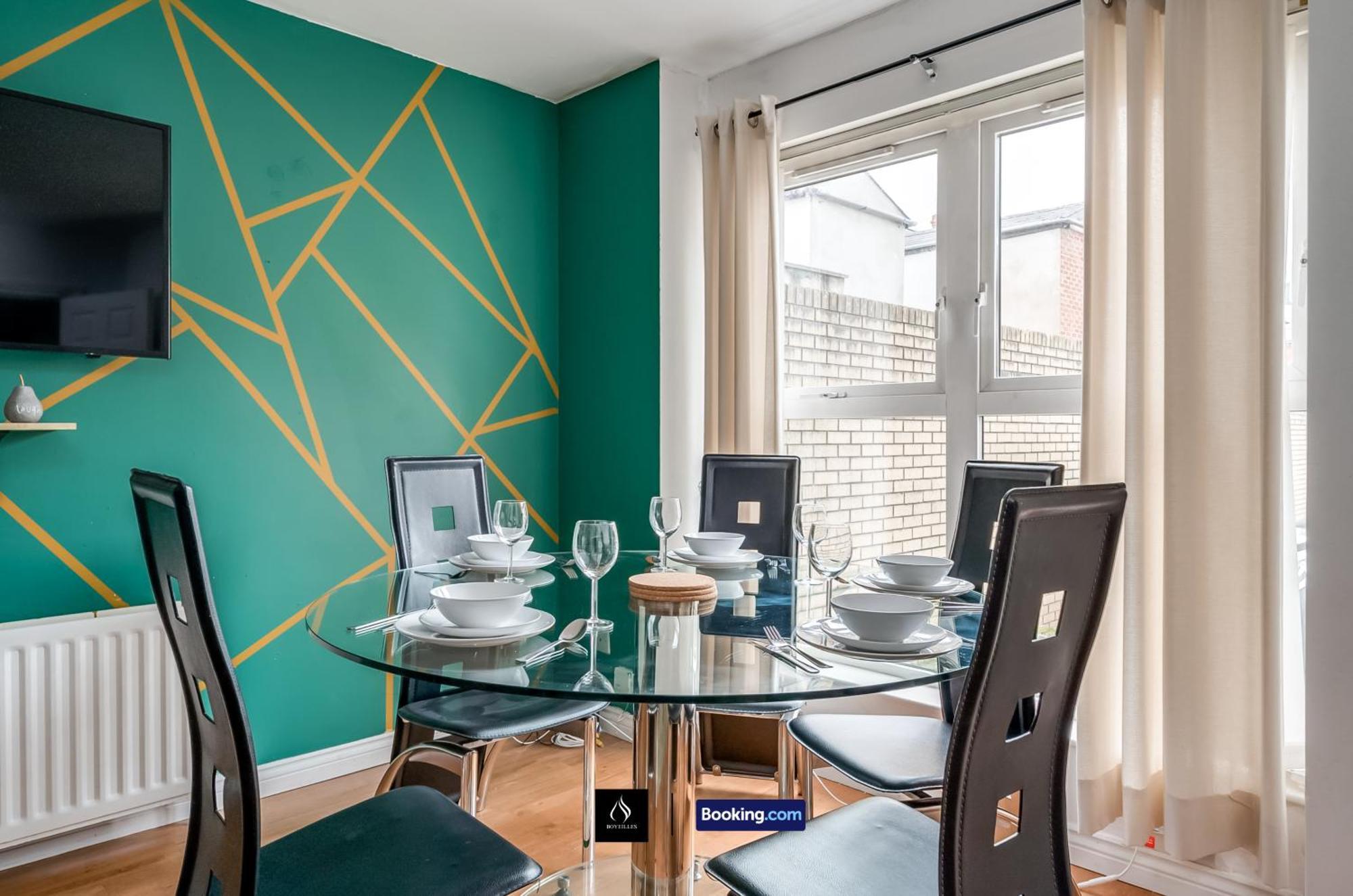 2 Bed House By Boyeilles Apartments Short Lets & Serviced Accommodation Belfast With Balcony & Free Parking Exterior photo