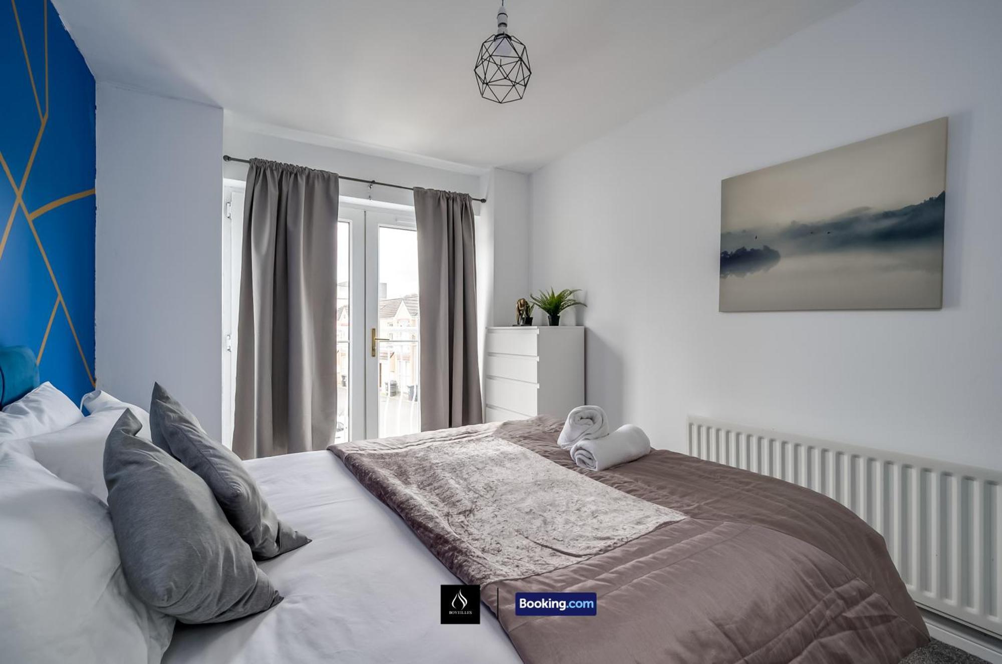 2 Bed House By Boyeilles Apartments Short Lets & Serviced Accommodation Belfast With Balcony & Free Parking Exterior photo