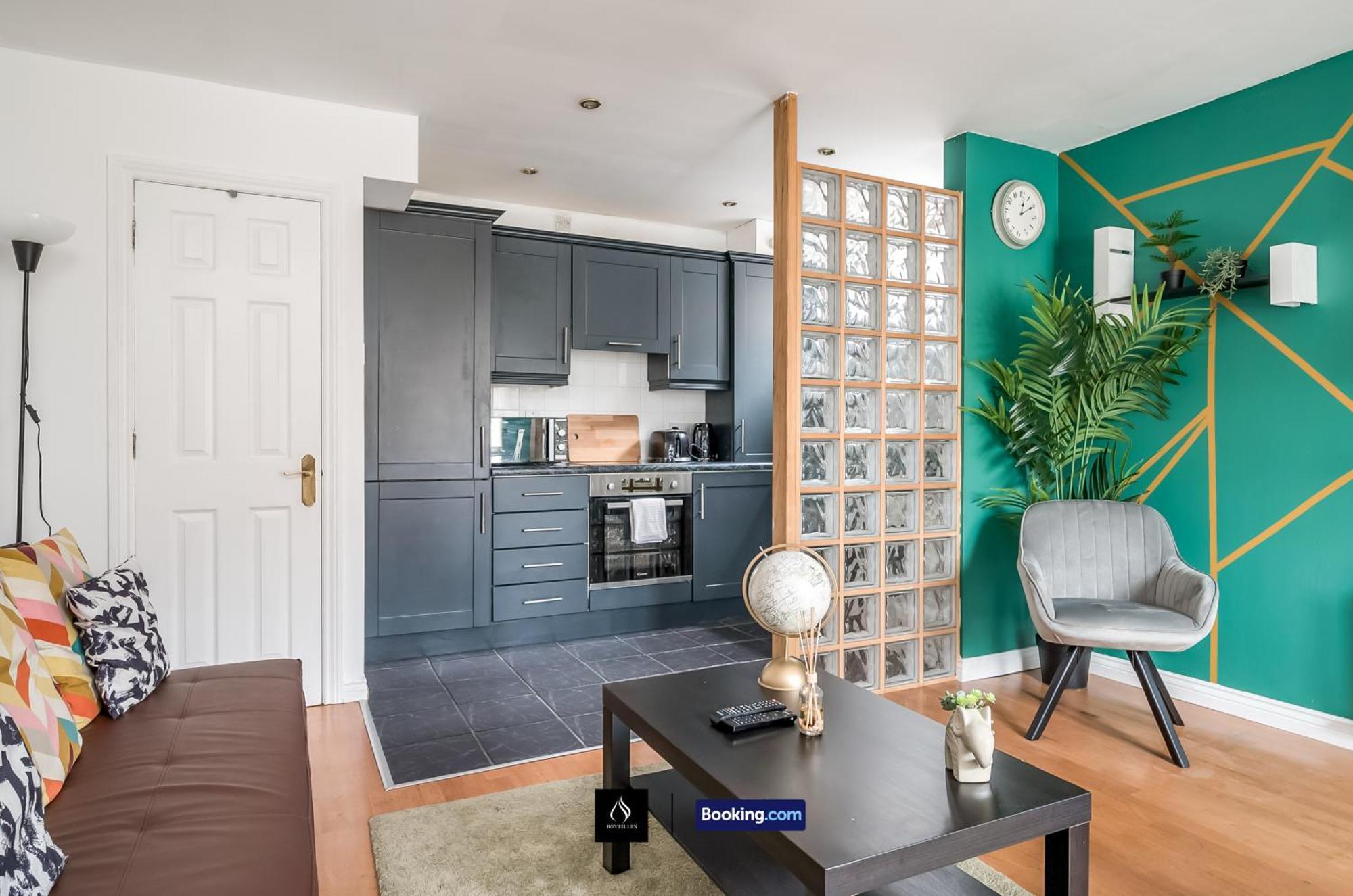 2 Bed House By Boyeilles Apartments Short Lets & Serviced Accommodation Belfast With Balcony & Free Parking Exterior photo