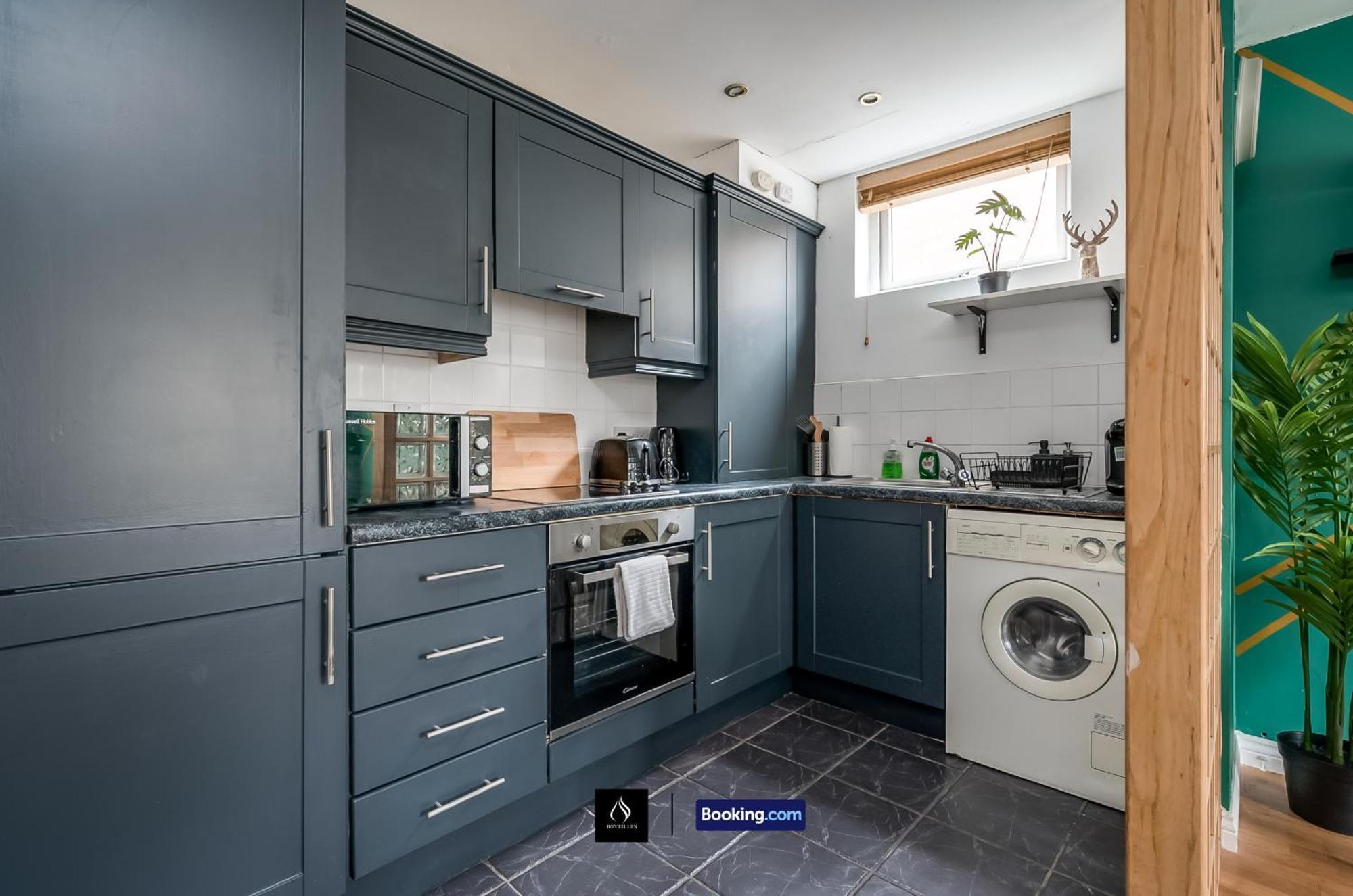 2 Bed House By Boyeilles Apartments Short Lets & Serviced Accommodation Belfast With Balcony & Free Parking Exterior photo