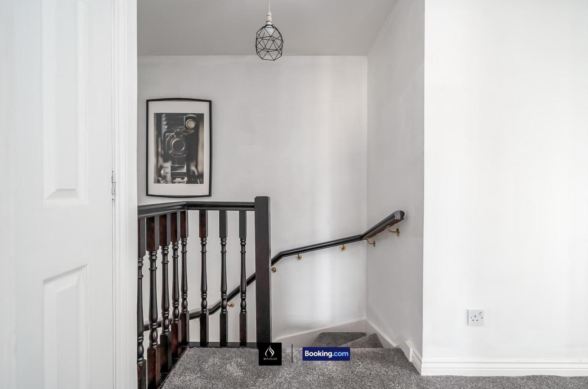 2 Bed House By Boyeilles Apartments Short Lets & Serviced Accommodation Belfast With Balcony & Free Parking Exterior photo