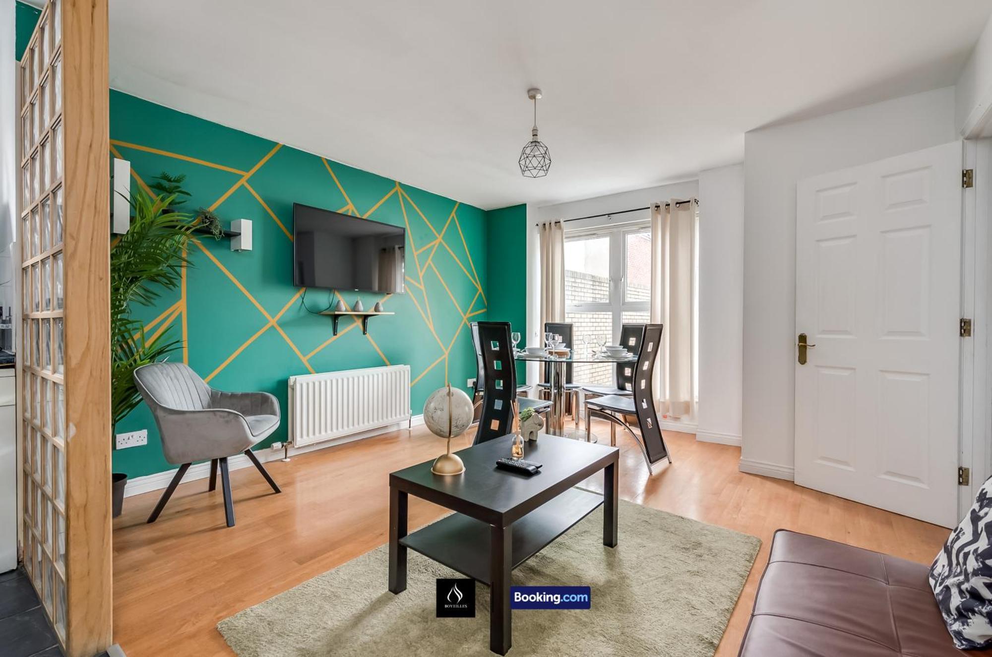 2 Bed House By Boyeilles Apartments Short Lets & Serviced Accommodation Belfast With Balcony & Free Parking Exterior photo
