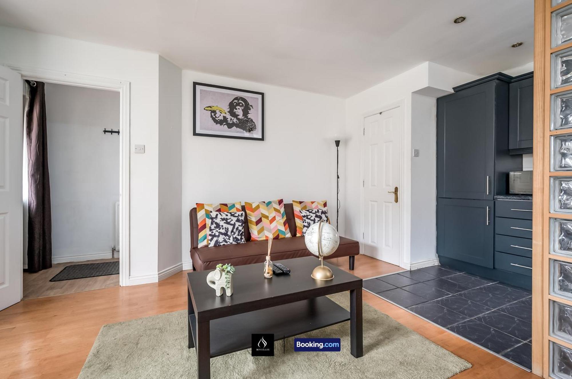 2 Bed House By Boyeilles Apartments Short Lets & Serviced Accommodation Belfast With Balcony & Free Parking Exterior photo